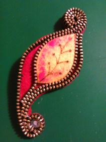 Spilla con zip - foglia autunnale.jpg